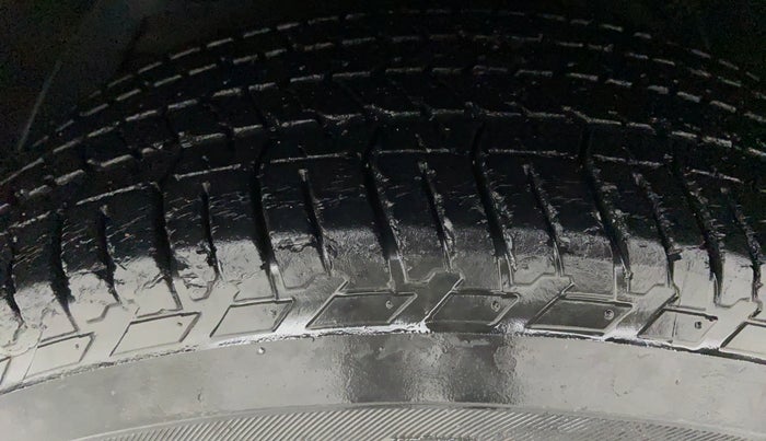 2015 Mahindra XUV500 W10, Diesel, Manual, 1,17,853 km, Left Front Tyre Tread