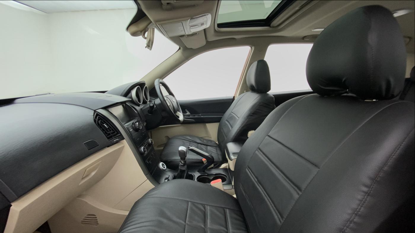 2015 Mahindra XUV500 W10, Diesel, Manual, 1,17,853 km, Right Side Front Door Cabin