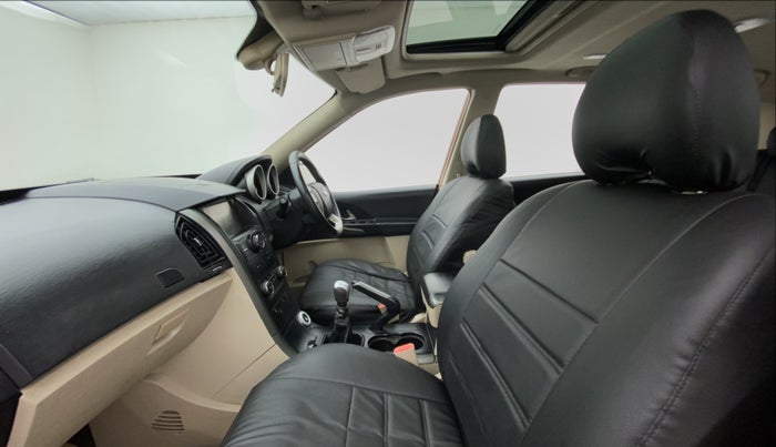 2015 Mahindra XUV500 W10, Diesel, Manual, 1,17,853 km, Right Side Front Door Cabin