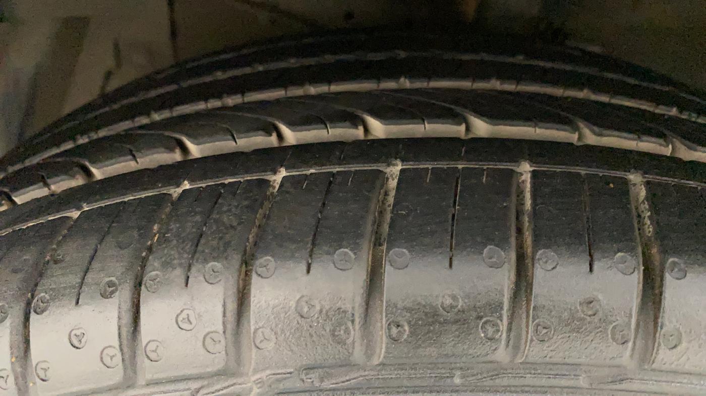 2018 Maruti Ciaz ALPHA  AT 1.5 SHVS PETROL, Petrol, Automatic, 56,035 km, Left Front Tyre Tread