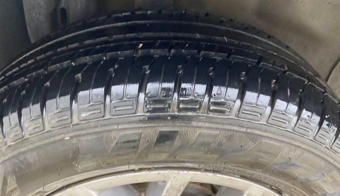 2014 Fiat Grand Punto EMOTION PACK 1.3 90 HP, Diesel, Manual, 1,18,443 km, Right Rear Tyre Tread