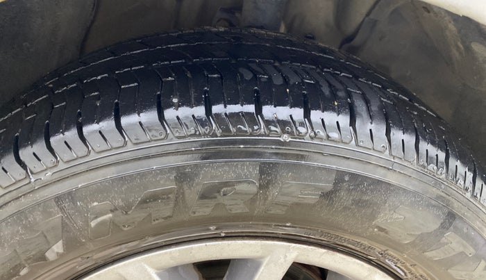 2014 Fiat Grand Punto EMOTION PACK 1.3 90 HP, Diesel, Manual, 1,18,443 km, Right Front Tyre Tread