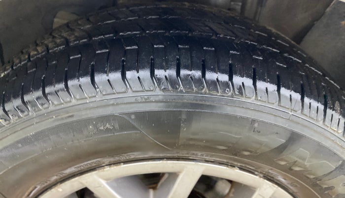 2014 Fiat Grand Punto EMOTION PACK 1.3 90 HP, Diesel, Manual, 1,18,443 km, Left Front Tyre Tread