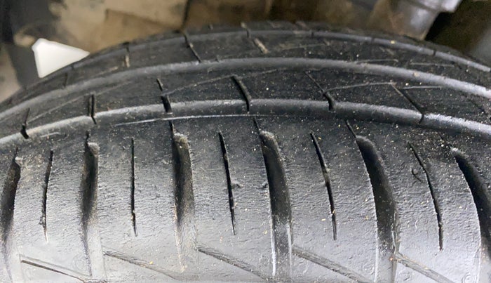 2020 Renault Kwid RXT, Petrol, Manual, 35,900 km, Left Front Tyre Tread