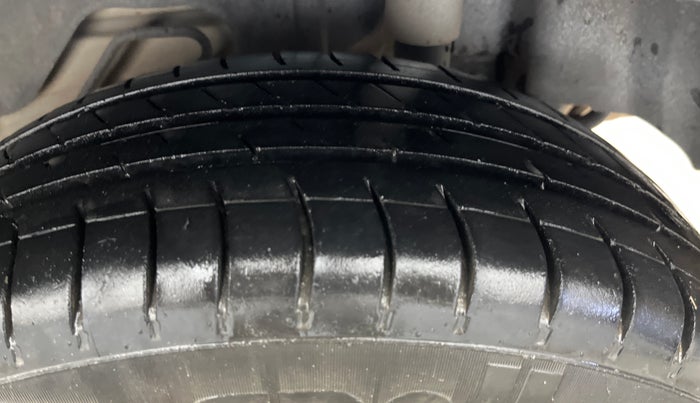 2015 Ford Figo ZXI 1.2 PETROL, Petrol, Manual, 94,037 km, Left Rear Tyre Tread