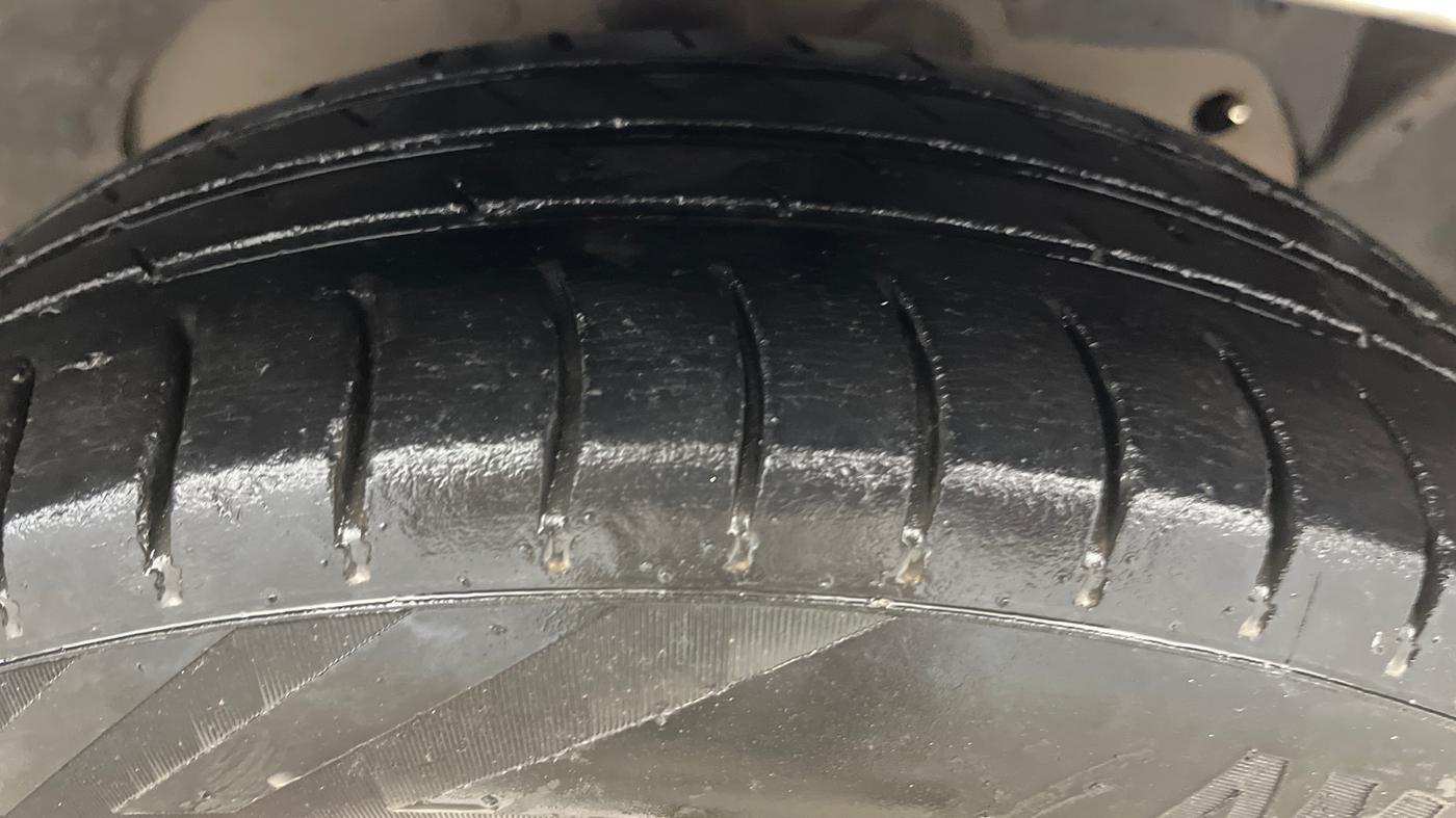 2015 Ford Figo ZXI 1.2 PETROL, Petrol, Manual, 94,037 km, Right Front Tyre Tread