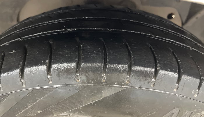 2015 Ford Figo ZXI 1.2 PETROL, Petrol, Manual, 94,037 km, Right Front Tyre Tread