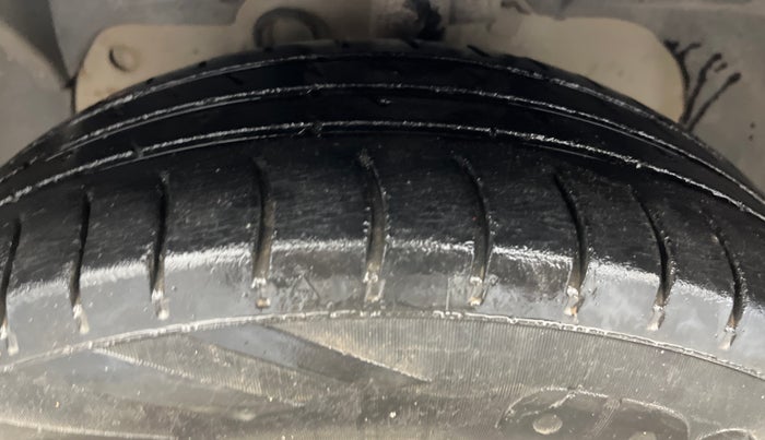 2015 Ford Figo ZXI 1.2 PETROL, Petrol, Manual, 94,037 km, Left Front Tyre Tread