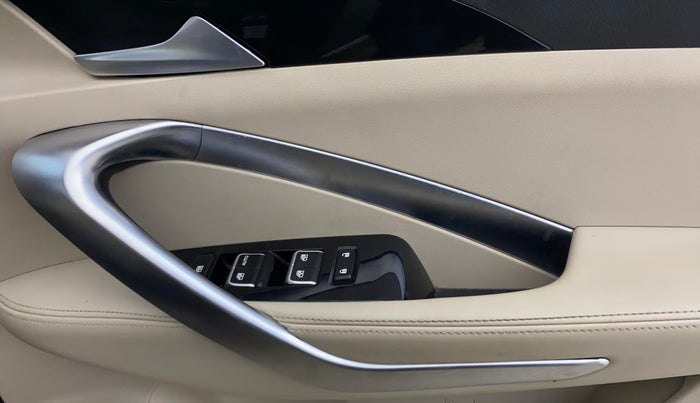 2022 MG HECTOR SHARP 1.5 PETROL CVT, Petrol, Automatic, 39,519 km, Driver Side Door Panels Control