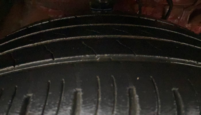 2021 Mahindra XUV300 W8 1.2 PETROL, Petrol, Manual, 58,461 km, Right Front Tyre Tread