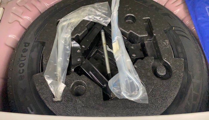 2021 Mahindra XUV300 W8 1.2 PETROL, Petrol, Manual, 58,461 km, Spare Tyre