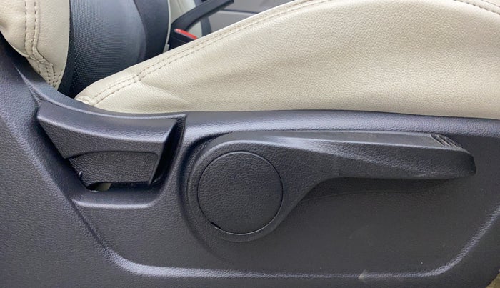 2021 Mahindra XUV300 W8 1.2 PETROL, Petrol, Manual, 58,461 km, Driver Side Adjustment Panel