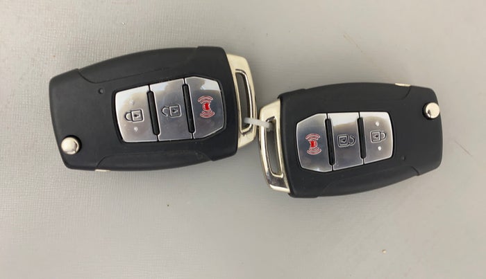 2021 Mahindra XUV300 W8 1.2 PETROL, Petrol, Manual, 58,461 km, Key Close Up