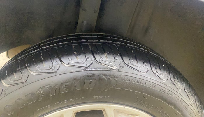 2013 Ford Figo TITANIUM 1.2 PETROL, Petrol, Manual, 28,990 km, Right Rear Tyre Tread