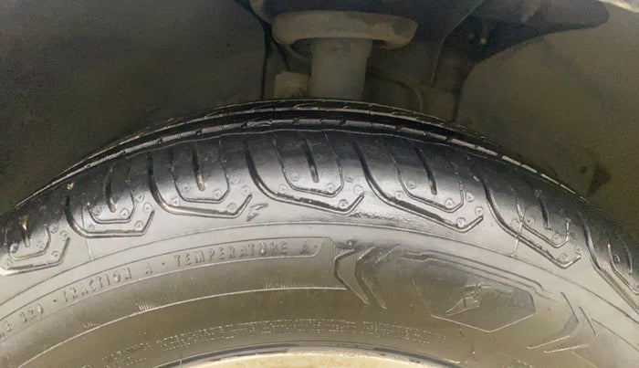 2013 Ford Figo TITANIUM 1.2 PETROL, Petrol, Manual, 28,990 km, Right Front Tyre Tread