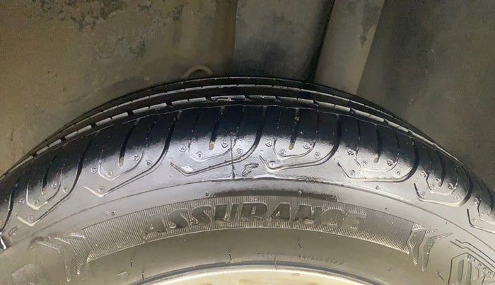 2013 Ford Figo TITANIUM 1.2 PETROL, Petrol, Manual, 28,990 km, Left Rear Tyre Tread