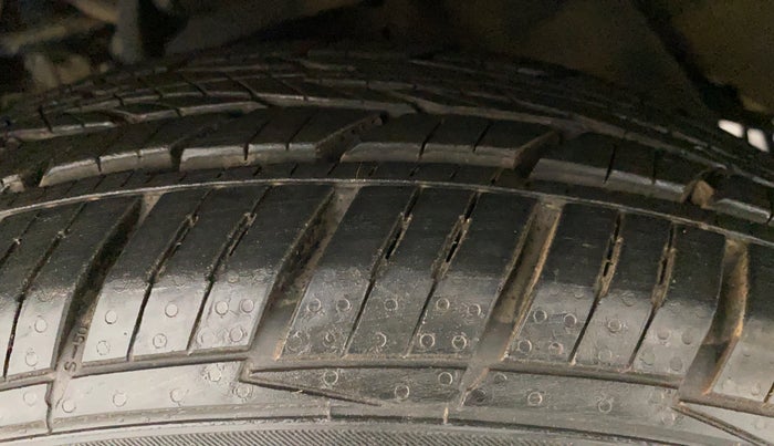 2016 Toyota Innova Crysta 2.4 ZX 7 STR, Diesel, Manual, 35,807 km, Left Front Tyre Tread