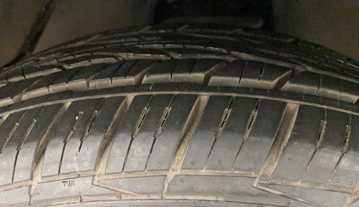 2016 Toyota Innova Crysta 2.4 ZX 7 STR, Diesel, Manual, 35,807 km, Right Front Tyre Tread