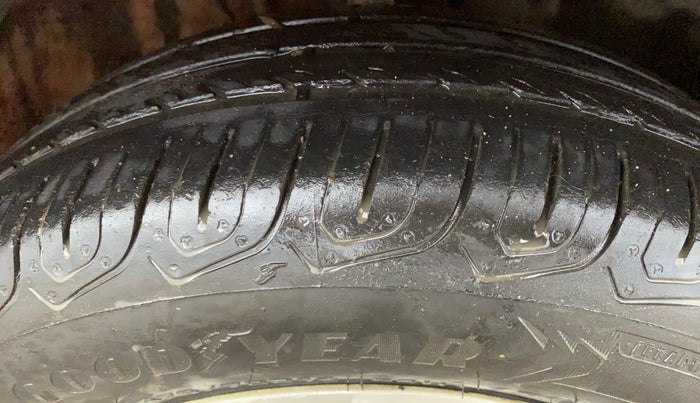 2014 Volkswagen Polo COMFORTLINE 1.2L PETROL, Petrol, Manual, 65,471 km, Right Front Tyre Tread