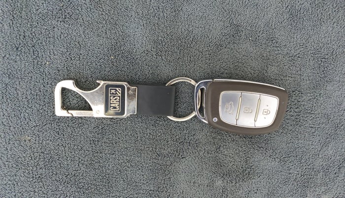 2015 Hyundai Xcent SX AT 1.2 (O), Petrol, Automatic, 67,502 km, Key Close Up