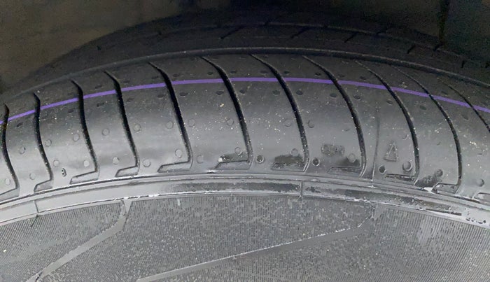 2015 Hyundai Xcent SX AT 1.2 (O), Petrol, Automatic, 67,502 km, Right Front Tyre Tread