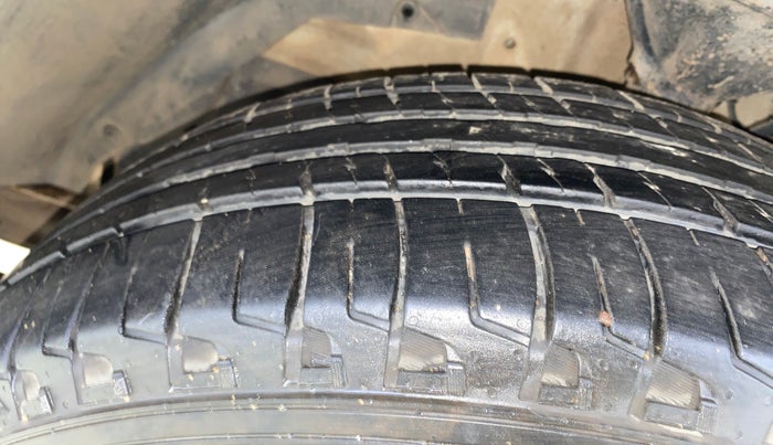 2012 Mahindra XUV500 W8, Diesel, Manual, 1,34,908 km, Left Front Tyre Tread