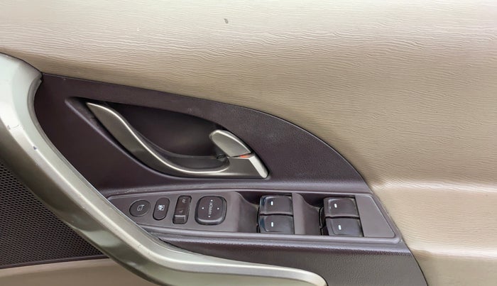 2012 Mahindra XUV500 W8, Diesel, Manual, 1,34,908 km, Driver Side Door Panels Control