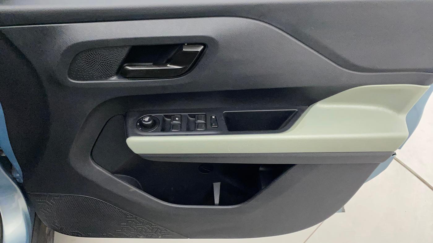2022 Tata PUNCH ADVENTURE RHYTHM PACK MT, Petrol, Manual, 14,372 km, Driver Side Door Panels Control