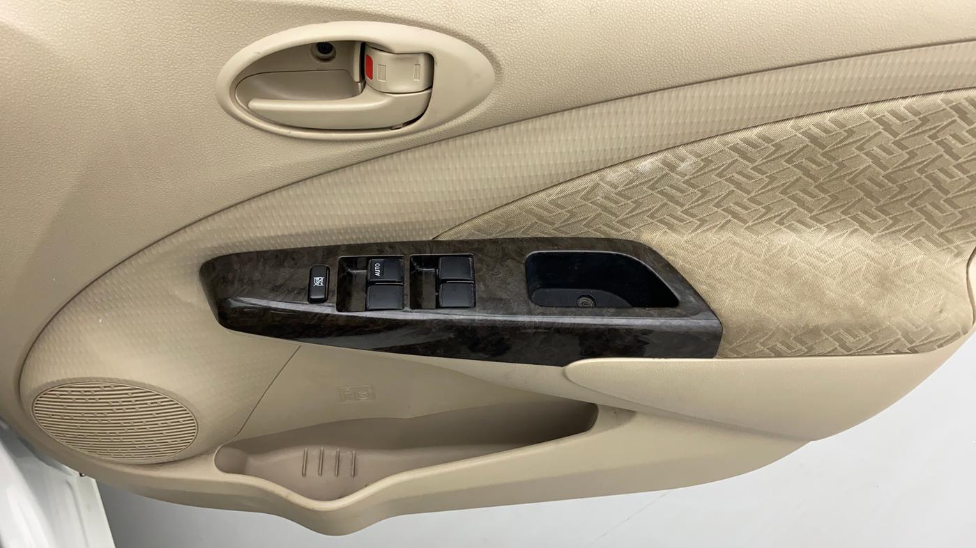 2016 Toyota Etios VX D, Diesel, Manual, 69,750 km, Driver Side Door Panels Control