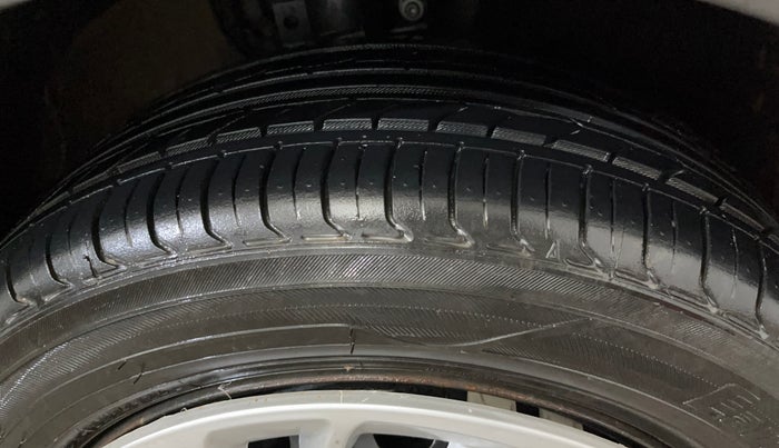 2018 Volkswagen Polo COMFORTLINE 1.0L MPI, Petrol, Manual, 88,840 km, Right Front Tyre Tread