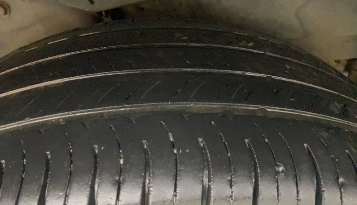 2014 Mahindra XUV500 W8, Diesel, Manual, 1,22,321 km, Right Rear Tyre Tread