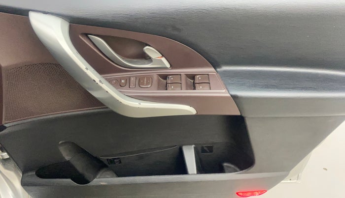 2014 Mahindra XUV500 W8, Diesel, Manual, 1,22,321 km, Driver Side Door Panels Control