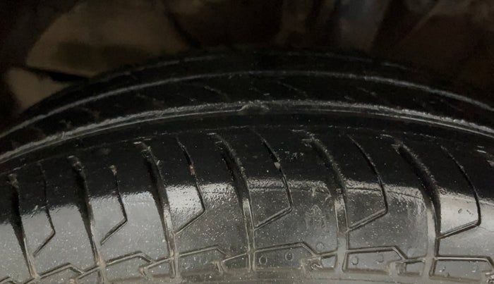 2021 Maruti Swift LXI, Petrol, Manual, 50,655 km, Left Front Tyre Tread