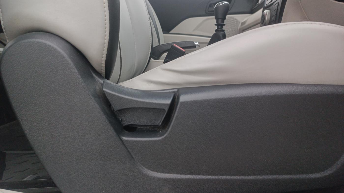 2021 Mahindra XUV300 W6 1.2 PETROL, Petrol, Manual, 51,283 km, Driver Side Adjustment Panel