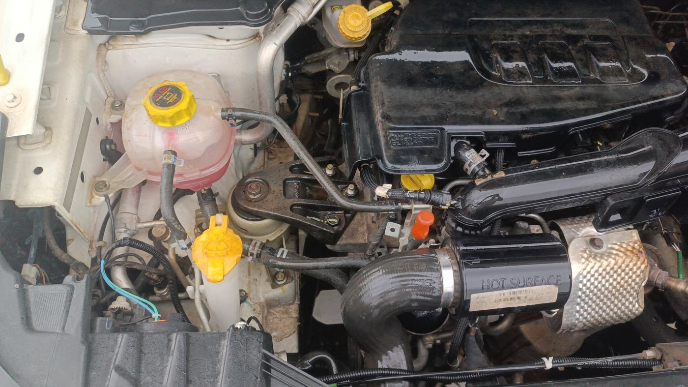 2021 Mahindra XUV300 W6 1.2 PETROL, Petrol, Manual, 51,283 km, Engine View - Right