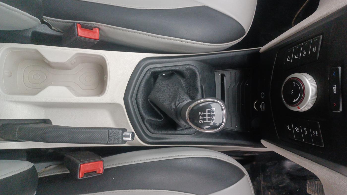2021 Mahindra XUV300 W6 1.2 PETROL, Petrol, Manual, 51,283 km, Gear Lever