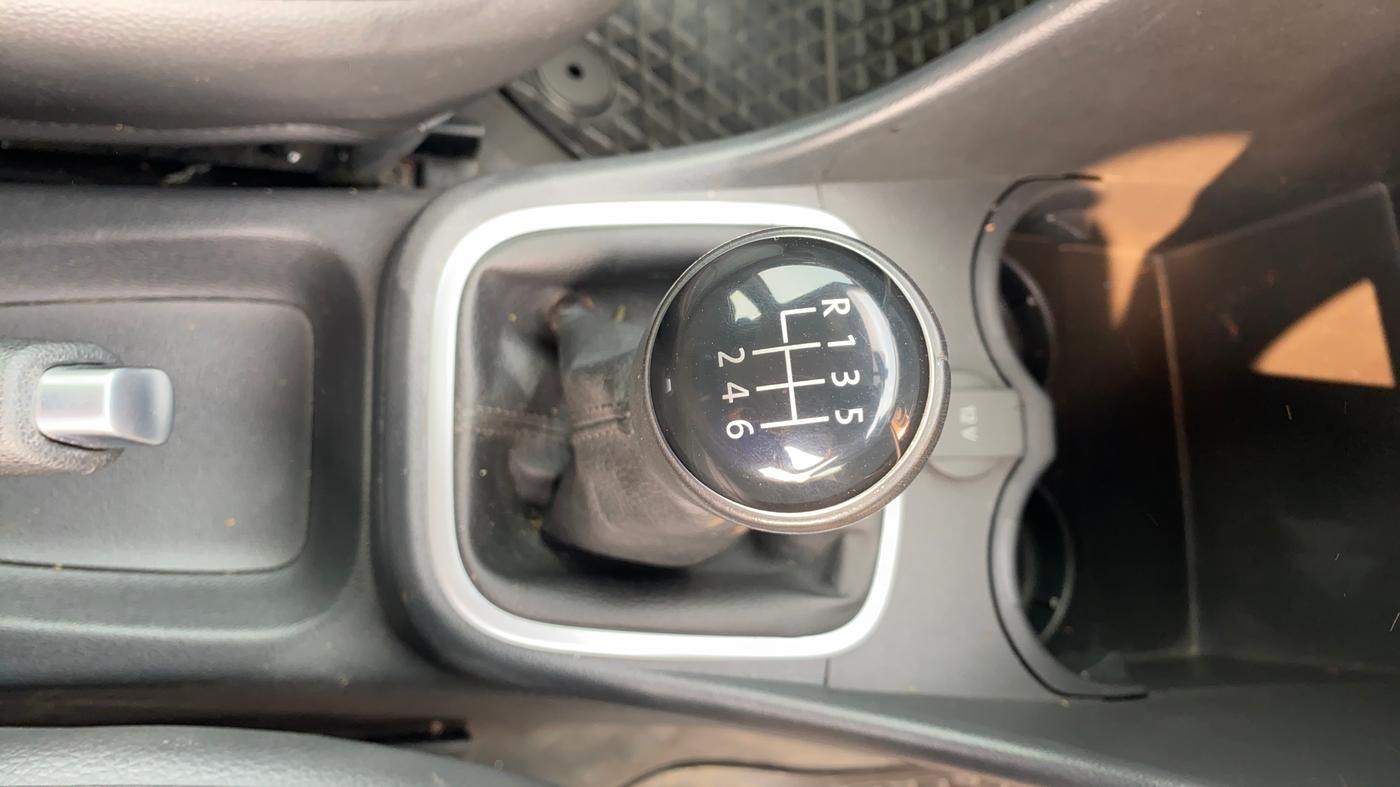 2020 Volkswagen Polo HIGHLINE PLUS 1.0L TSI, Petrol, Manual, 38,695 km, Gear Lever
