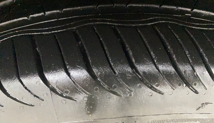 2016 Volkswagen Ameo HIGHLINE1.2L, Petrol, Manual, 50,541 km, Left Front Tyre Tread