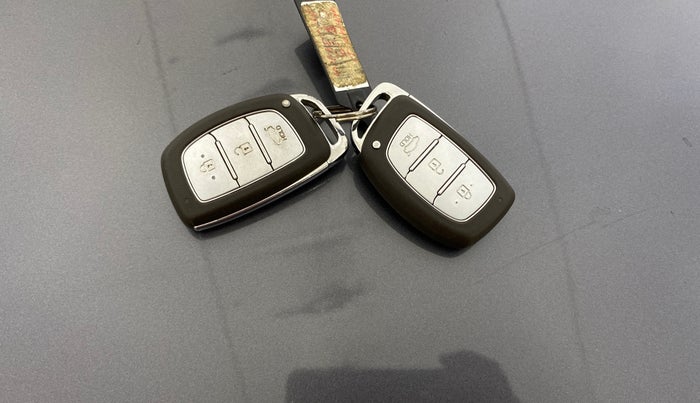 2017 Hyundai Grand i10 ASTA 1.2 KAPPA VTVT, CNG, Manual, 38,264 km, Key Close Up