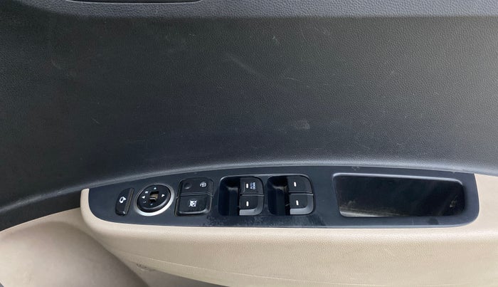 2017 Hyundai Grand i10 ASTA 1.2 KAPPA VTVT, CNG, Manual, 38,264 km, Driver Side Door Panels Control