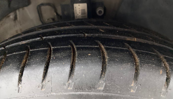 2012 Volkswagen Vento TRENDLINE PETROL, Petrol, Manual, 76,176 km, Right Front Tyre Tread