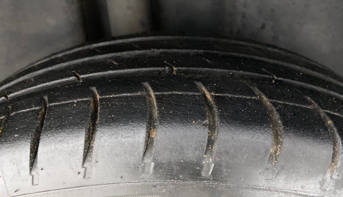 2012 Volkswagen Vento TRENDLINE PETROL, Petrol, Manual, 76,176 km, Right Rear Tyre Tread