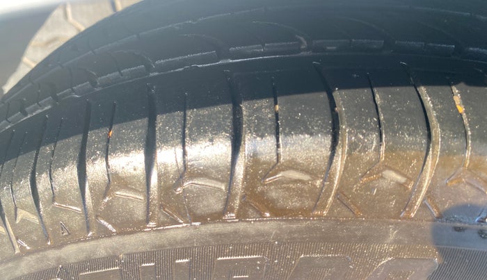 2018 Hyundai Grand i10 SPORTZ 1.2 KAPPA VTVT, CNG, Manual, 92,318 km, Left Front Tyre Tread