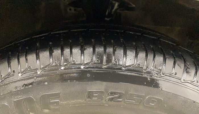 2013 Hyundai i10 MAGNA 1.2, Petrol, Manual, 48,696 km, Right Front Tyre Tread