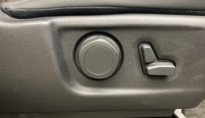 2023 Mahindra SCORPIO-N Z8 L PETROL AT 7 STR, Petrol, Automatic, 64,601 km, Driver Side Adjustment Panel