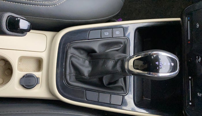 2022 Skoda SLAVIA AMBITION 1.0L TSI AT, Petrol, Automatic, 39,996 km, Gear Lever