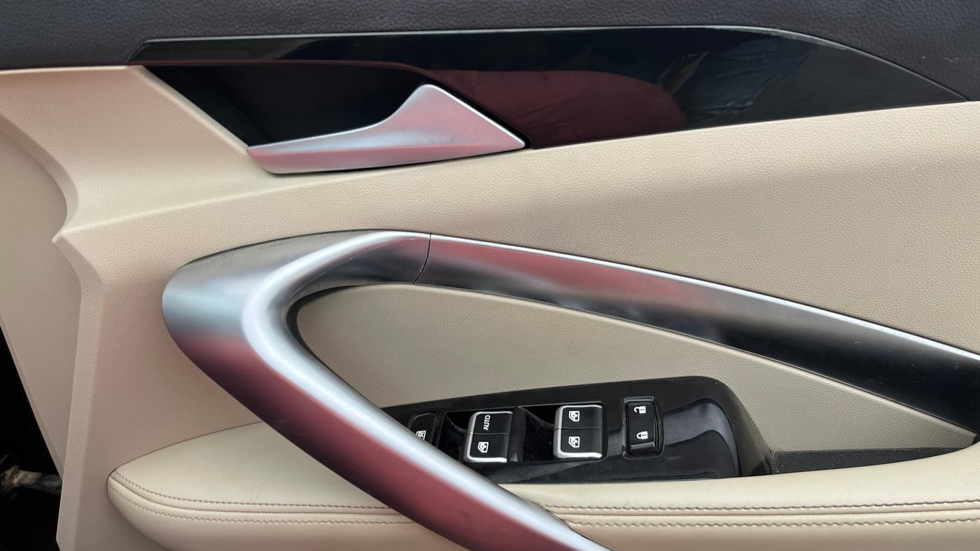 2021 MG HECTOR SHARP 2.0 DIESEL, Diesel, Manual, 1,14,816 km, Driver Side Door Panels Control