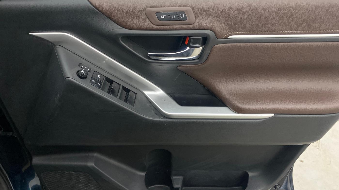 2024 Toyota INNOVA HYCROSS ZX HYBRID 7 STR, Hybrid, Automatic, 31,548 km, Driver Side Door Panels Control