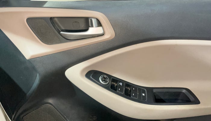 2020 Hyundai Elite i20 MAGNA PLUS 1.2, Petrol, Manual, 28,357 km, Driver Side Door Panels Control