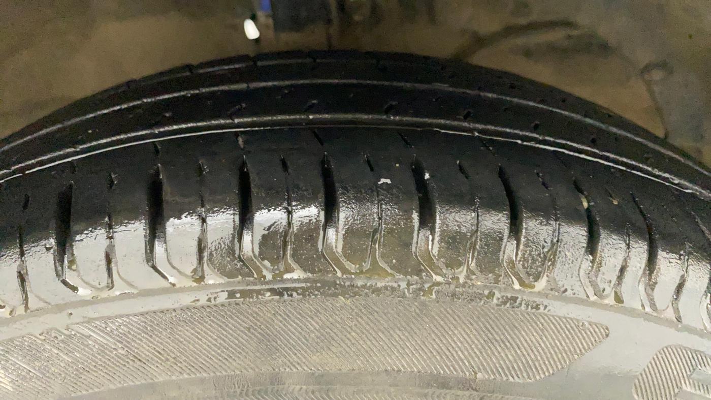 2018 Maruti Dzire VXI AMT, Petrol, Automatic, 45,794 km, Right Front Tyre Tread